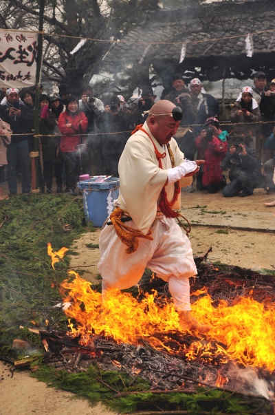 柴燈護摩（火渡り神事）