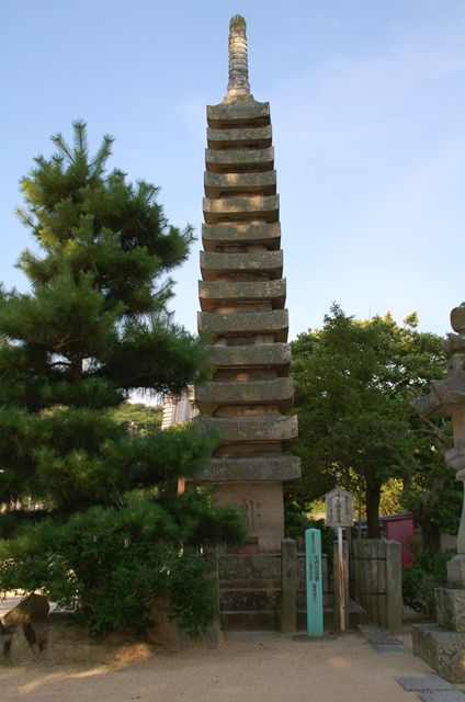 重要文化財「十三重石塔婆（1294建立）」