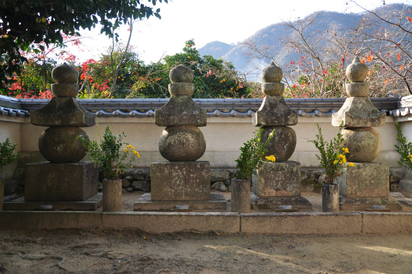 後白河皇女如念尼公、法然上人、松虫、鈴虫の墓碑
「五輪石塔」