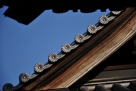 天皇家ゆかりのお寺。屋根には菊のご紋の瓦が葺いてあります。
