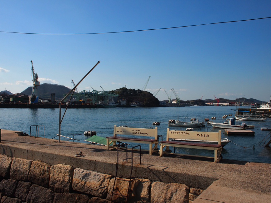 天気のいい日は、海辺のからさわベンチで！