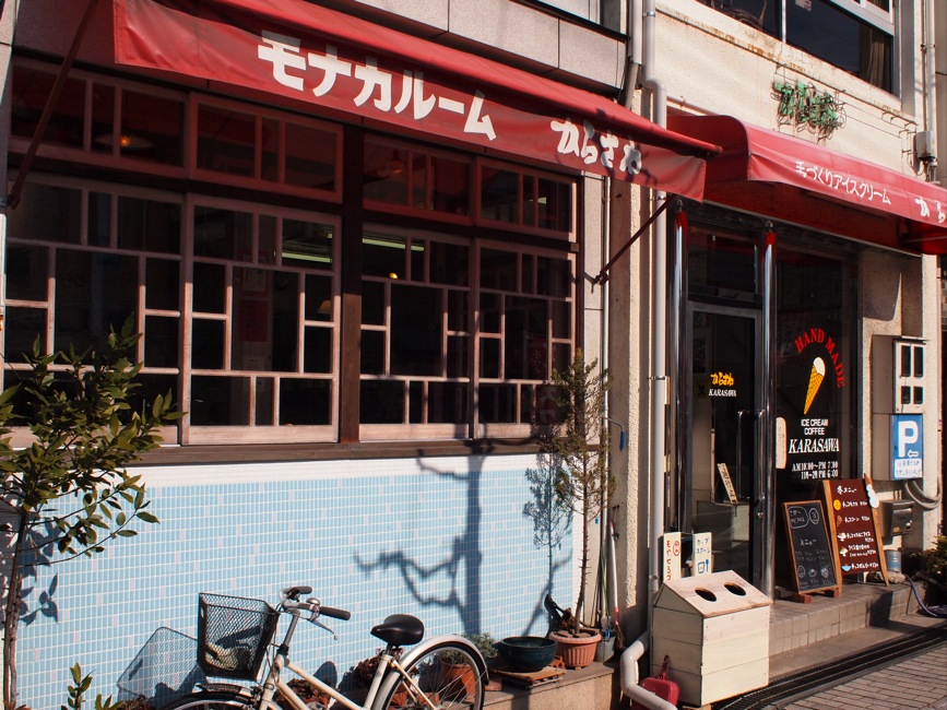 創業当時の外観を再現したモナカルーム。モザイクタイルに木製窓でレトロな感じ。