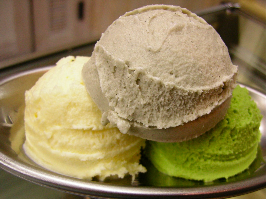 秋から春は季節限定アイスが登場！　アイス盛り合わせ（たまご、ごま、抹茶）