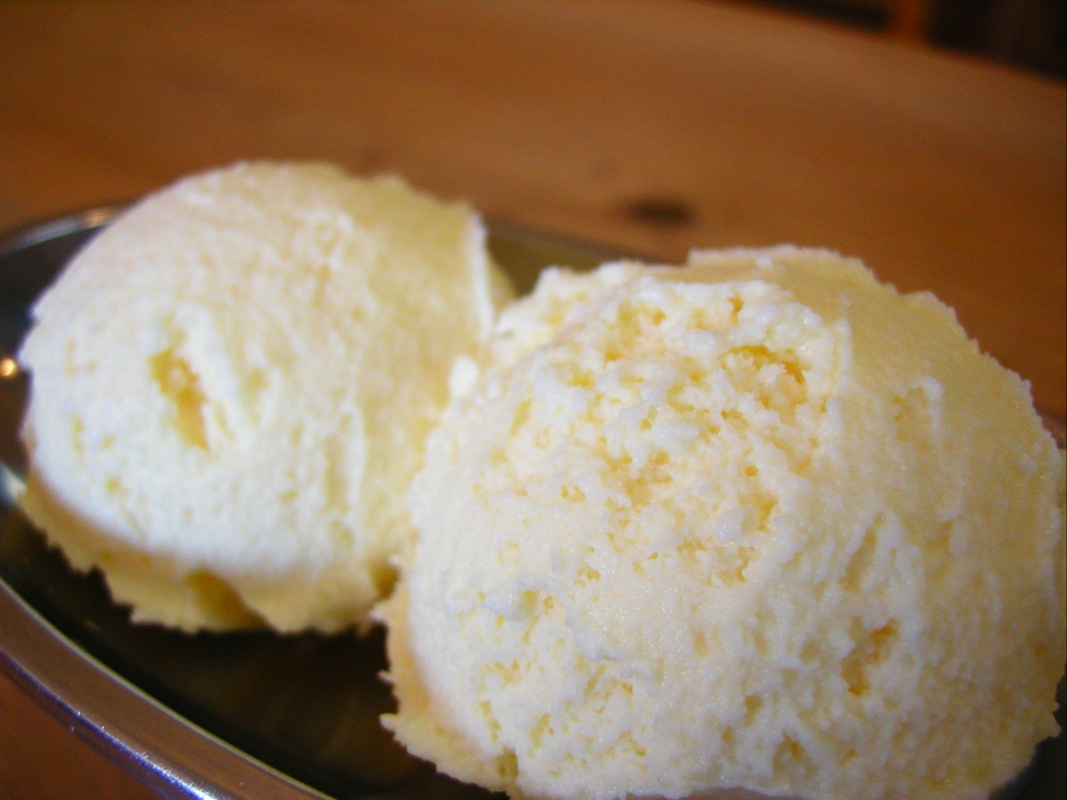 昔から変わらない懐かしの味。たまごがたっぷり入ったたまごアイス）
