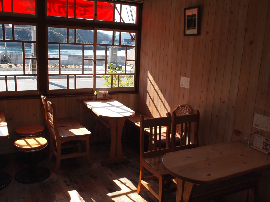 木をふんだんに使ったあたたかい感じの内装。海が見える窓辺の席がおすすめ！