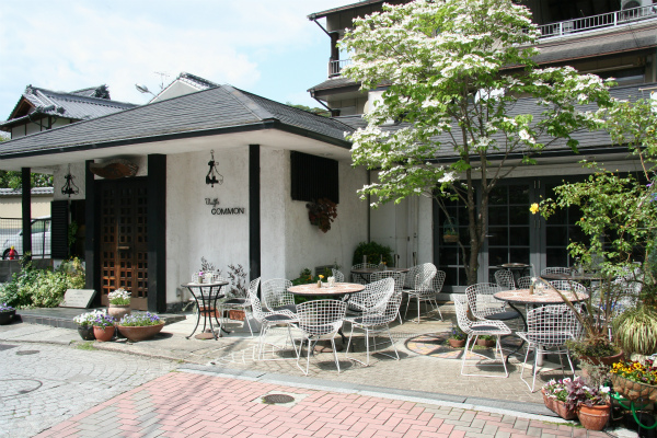 茶房こもん(カフェコーナー)の外観。1977年、純喫茶ワッフル専門店として創業しました。