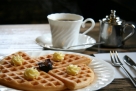 茶房こもん(カフェコーナー)通年メニュー、ホットコーヒーとバターワッフルのセット。1977年からの定番です。