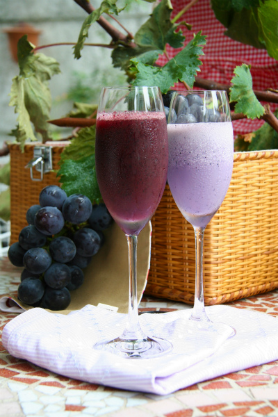 茶房こもん(カフェコーナー)秋冬限定メニュー、尾道の北隣世羅郡の契約農園のピオーネをジュースにしました。