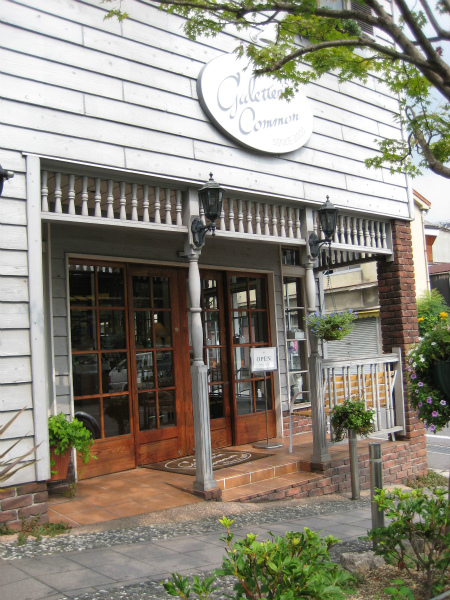 ガレットゥーリ・コモン（持ち帰りコーナー）の外観。茶房こもんの裏手、お客様専用駐車場隣にあります。