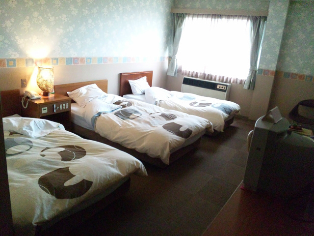 「トリプルルーム」
3名様で泊まれるお部屋。尾道大橋がよくご覧頂けます。