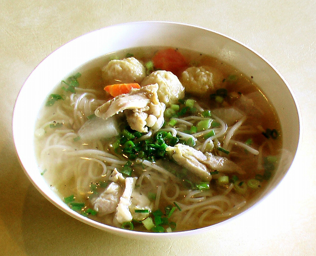 「センレックナーム」
タイの米麺を使ったラーメンです。