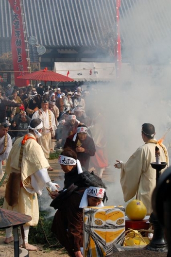 （1月8日）柴燈護摩（火渡り神事）