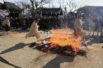 （1月8日）柴燈護摩（火渡り神事）