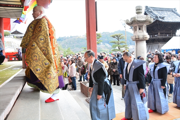 年男らが入場するようす
