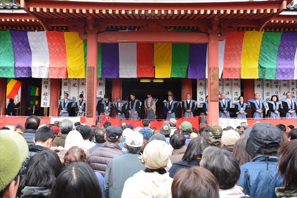 年男たちが羽織袴姿で豆をまきます