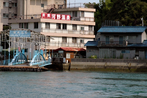 写真提供：<a href=http://www.gambo-ad.com/area.php?ar=2%EF%BC%89%E3%81%B8%E3%81%AE%E3%83%AA%E3%83%B3%E3%82%AF%E3%82%92>尾道・しまなみ海道／西日本の素敵な宿・高枕</a>