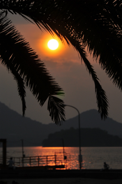 夕日が沈むサンセットビーチ
