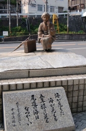 林芙美子像