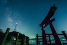岩子島厳島神社の大鳥居と星空