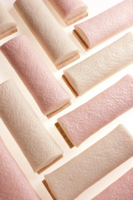 創業以来変わらぬ製法で作る「上蒲鉾」。蒸しと炙りを繰り返す手仕事から生まれる「縮緬皺」が伝統の証です。