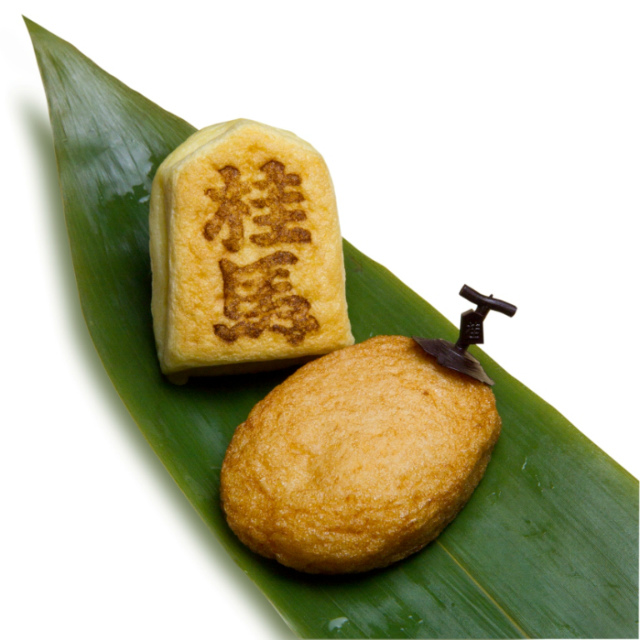 屋号をうつした駒焼と、広島特産の干し柿の姿をうつした柿天。長年ご贔屓をいただくお品です。