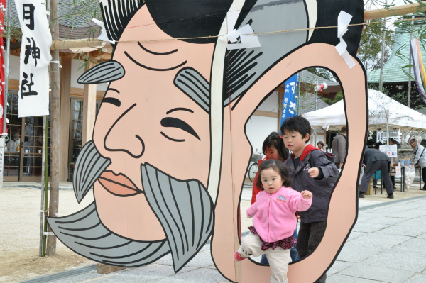 耳祭りでは巨大な耳を通り抜け、耳の通りが良くなるよう祈ります