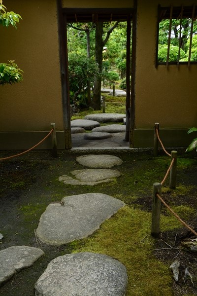 飛び石が続く庭園