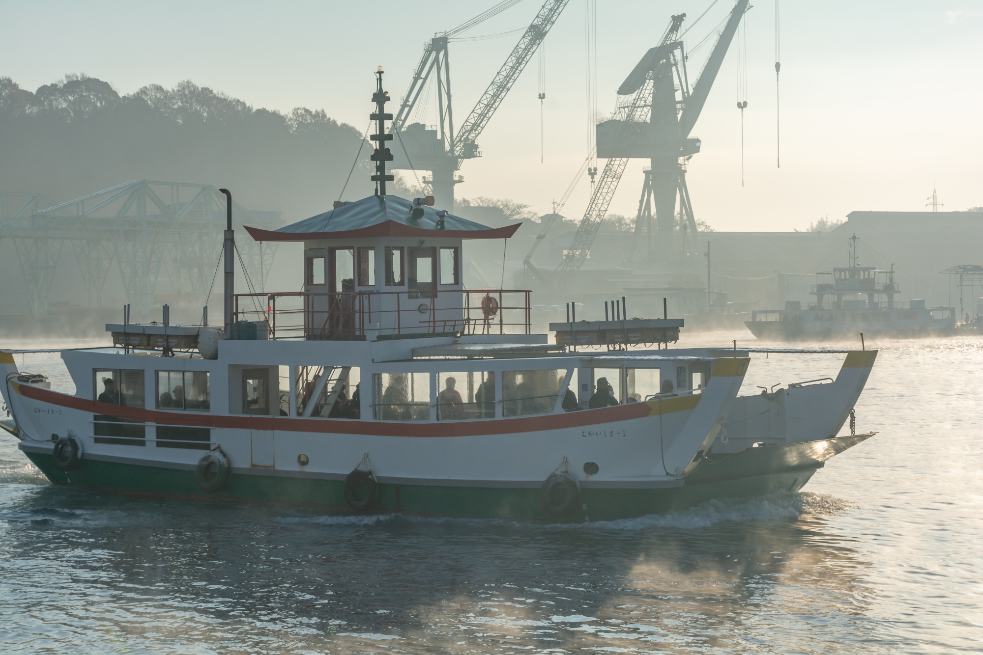 尾道水道を渡船でミニクルージング