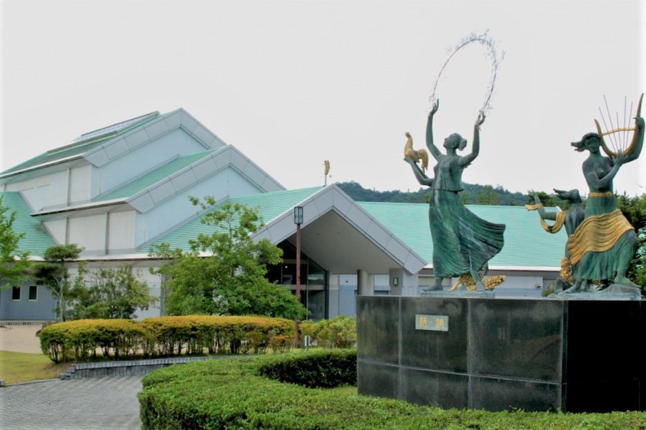 圓鍔勝三彫刻美術館