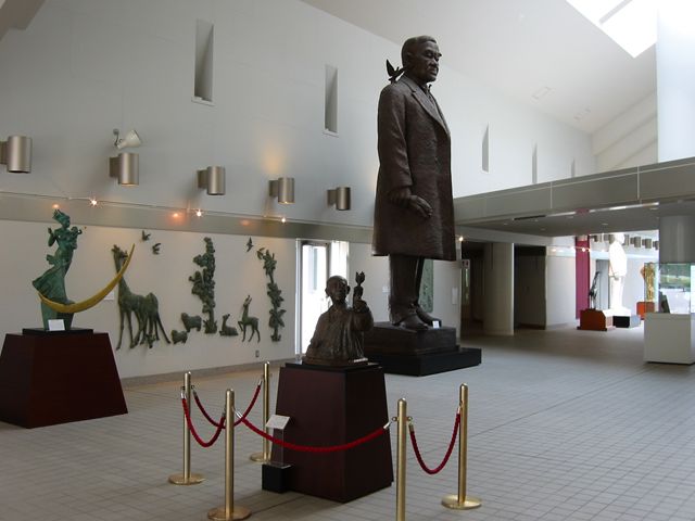 圓鍔勝三彫刻美術館