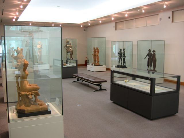 圓鍔勝三彫刻美術館