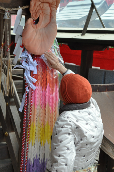 耳をトントンと叩きながら「みみごさん、みみごさん」と唱えると耳の病気が快癒すると言われています