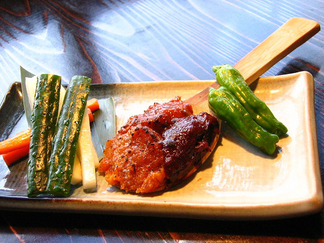 ベッチャー味噌焼き3種盛りは、
鬼神の名前がついた味噌3種の盛り合わせです！
 
ショーキー・・・豚味噌
ベタ・・・えび味噌
ソバ・・・そば味噌
 
ベッチャーに来られたらぜひ！！