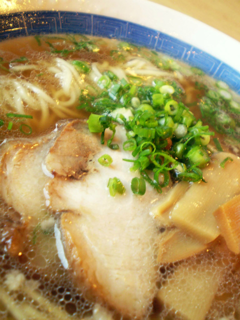 〆につくったラーメンが「ぶちうみゃー！」と評判になりお昼もはじめました！
もちろん夜の〆でもどうぞ！