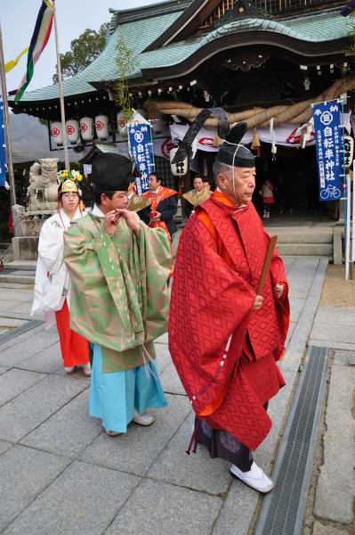 豆まき会場に入る宮司ら