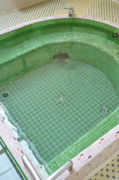 少し深めの湯船