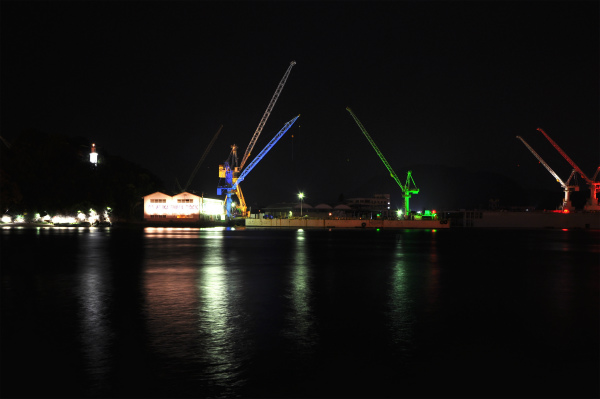 ライトアップされた小歌島（おかじま）とクレーンライトアップ