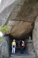 巨石でできた祠