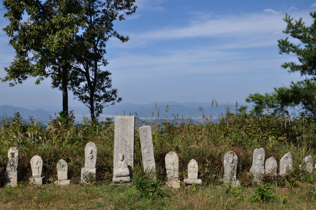 頂上には石仏が安置されています