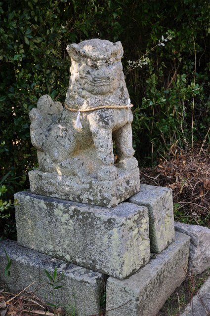狛犬（左）