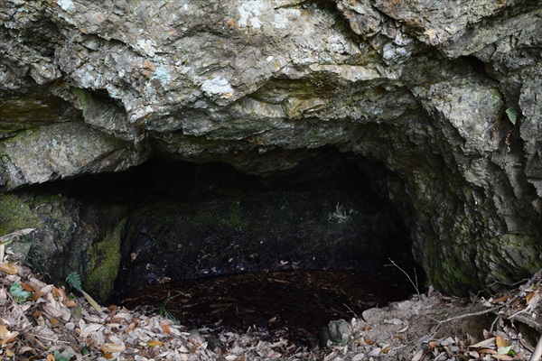 山にぽっかりと開いた井戸