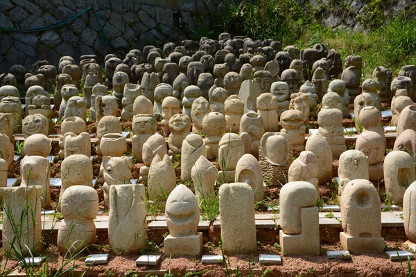 参道脇には学生たちにより作成された彫刻が展示されています。