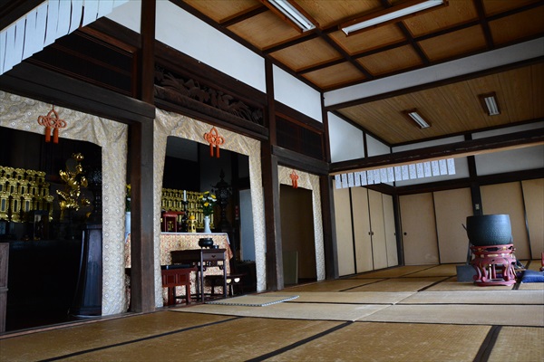 本堂内
