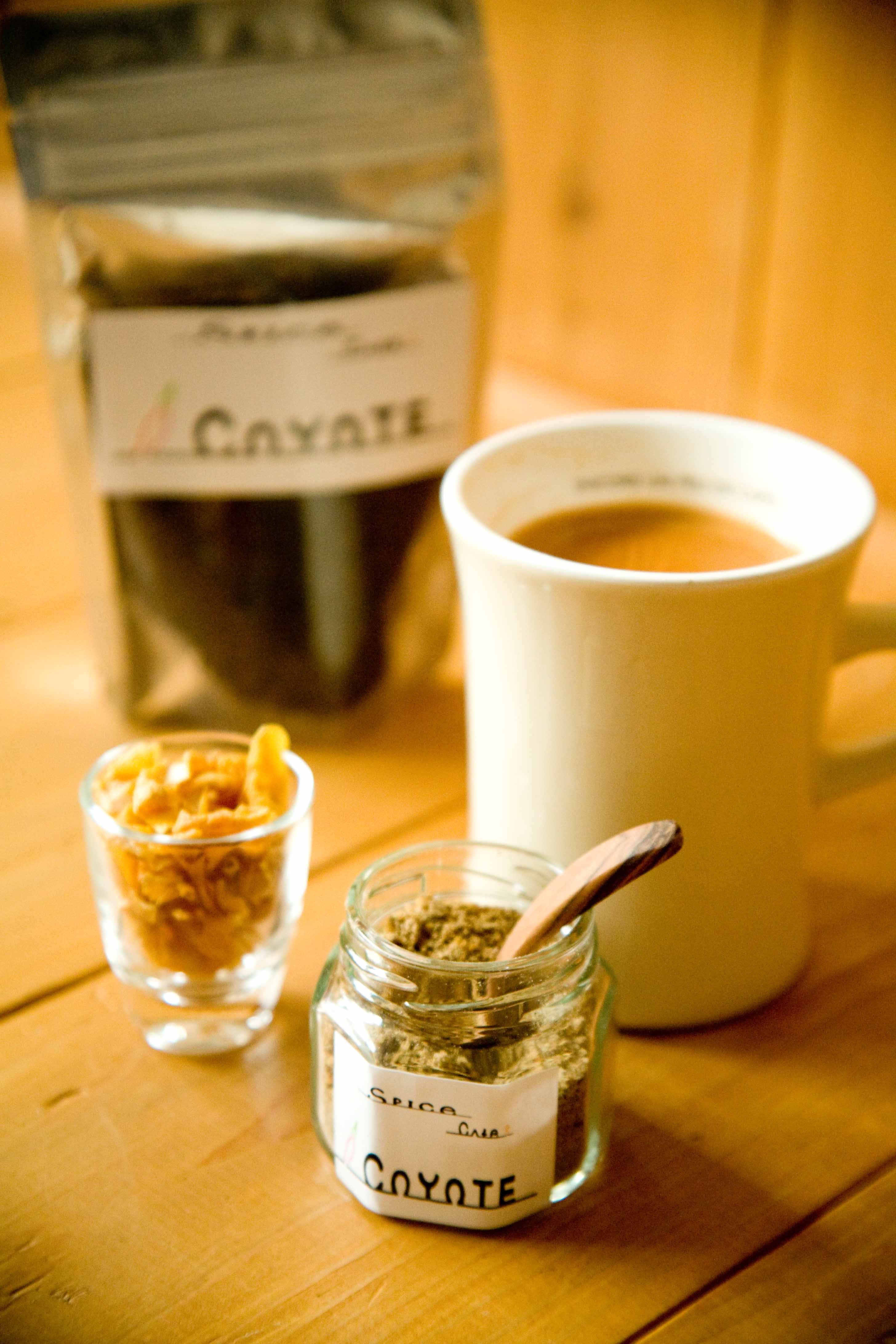 ​”コヨーテ特製チャイミックス”で作るオリジナルマサラチャイに瀬戸田産レモンピールをくわえほのかに薫る柑橘風味！！