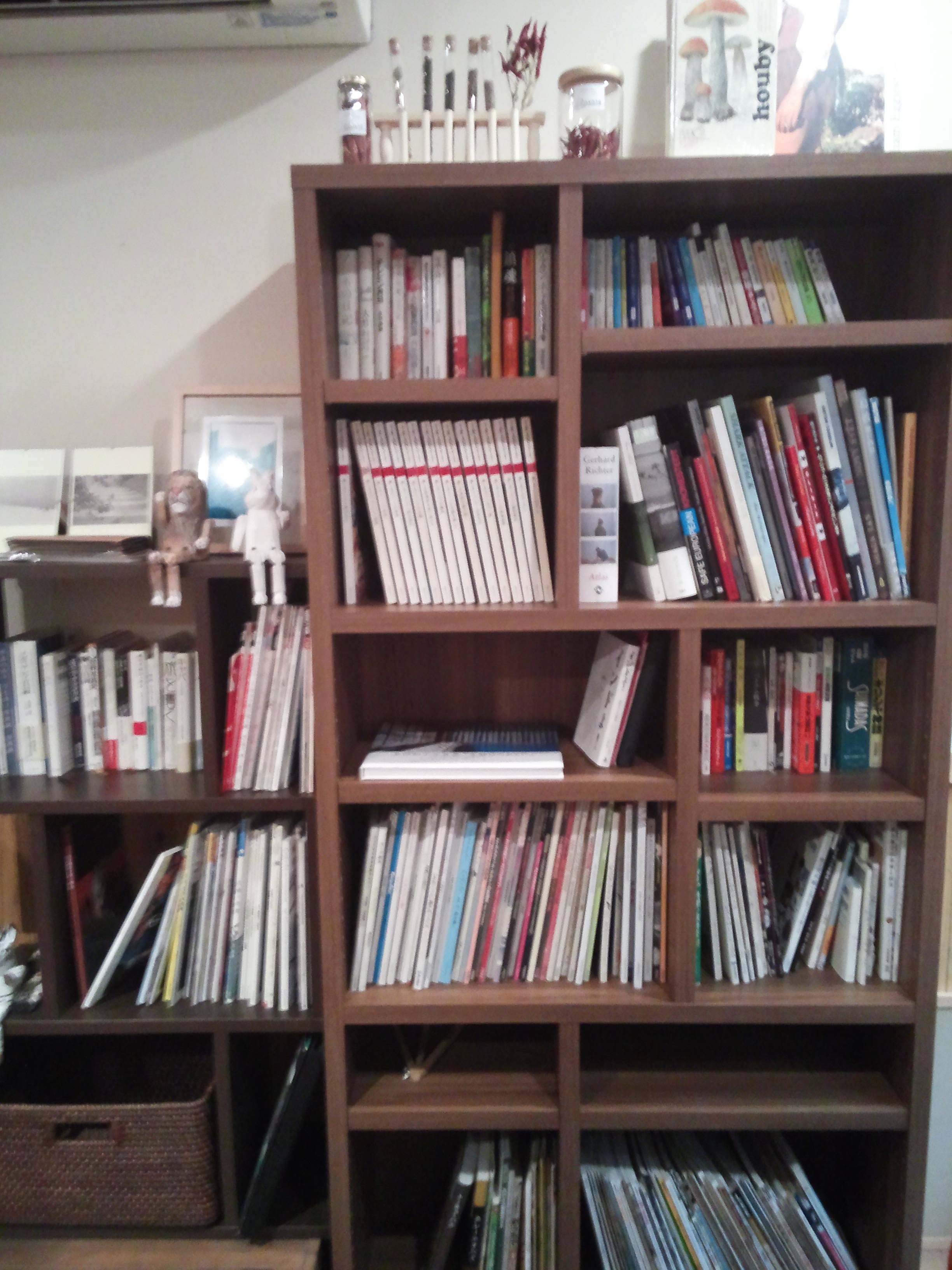 旅雑誌、料理雑誌、写真集、画集を手に取って自由な時間をお過ごし下さい。