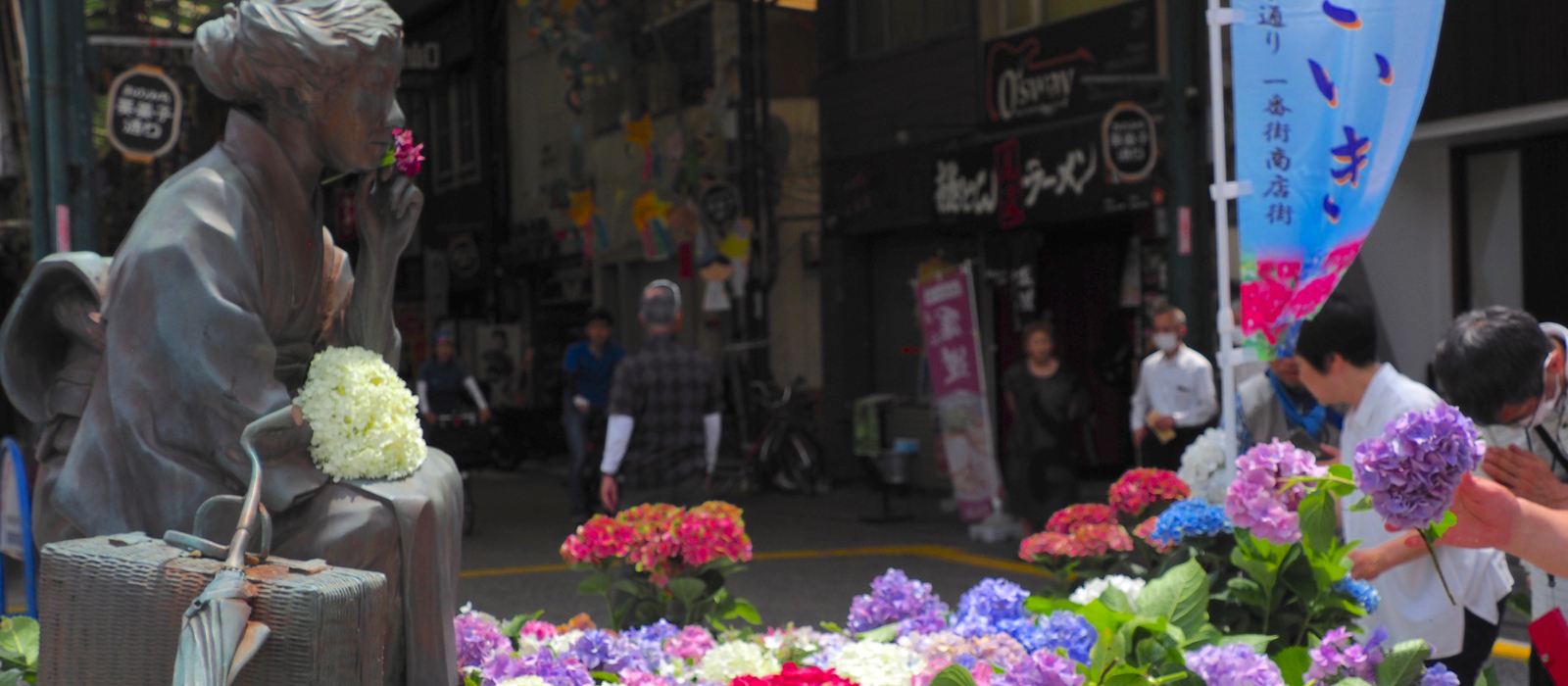 尾道ゆかりの女流作家、 林芙美子を偲ぶ「あじさいき」。今年は６月２３日に開催されます。林芙美子像前でのあじさいの献花をはじめ、様々な催しがあります。