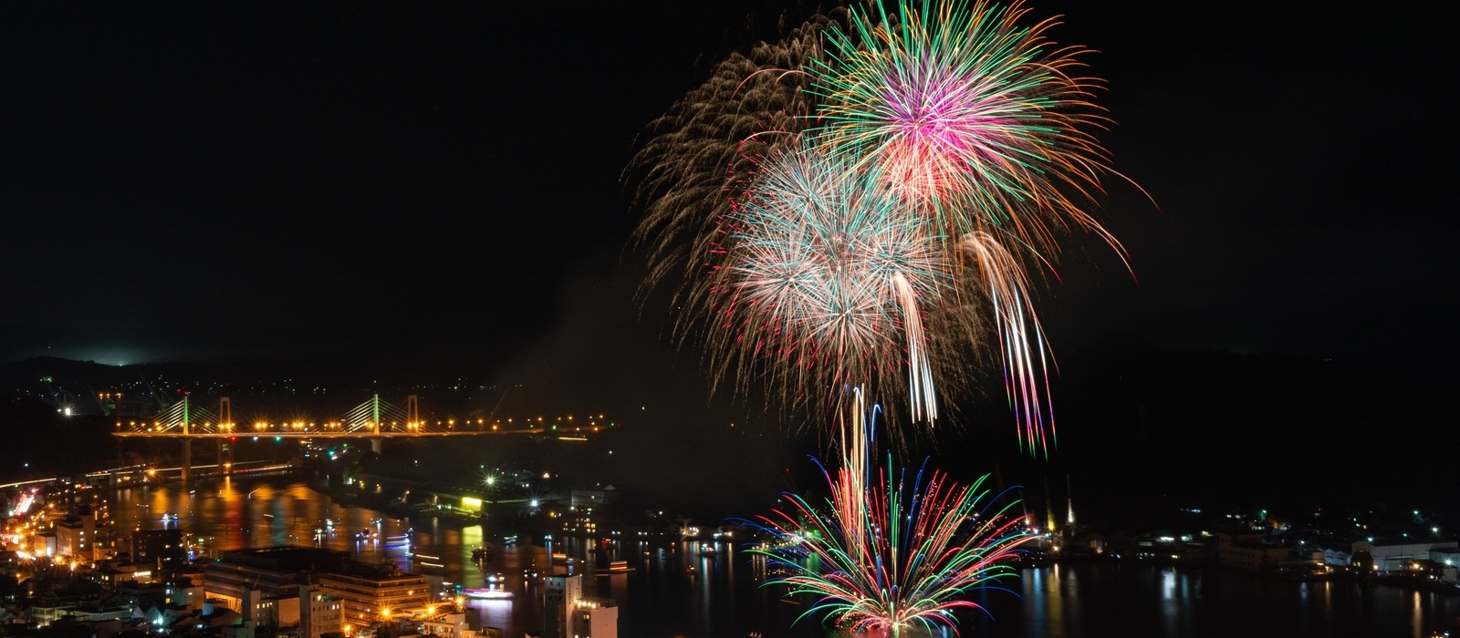 夏の尾道を彩る、住吉花火まつり！13,000発の花火が、夜空と水面を華やかに照らします。今年は8月2日(土)19:30から開催！