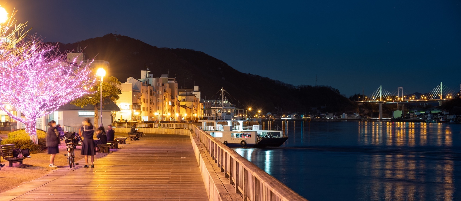 夕暮れからの尾道駅前を彩る「おのみちウィンターイルミネーション」。2025年12月1日～。