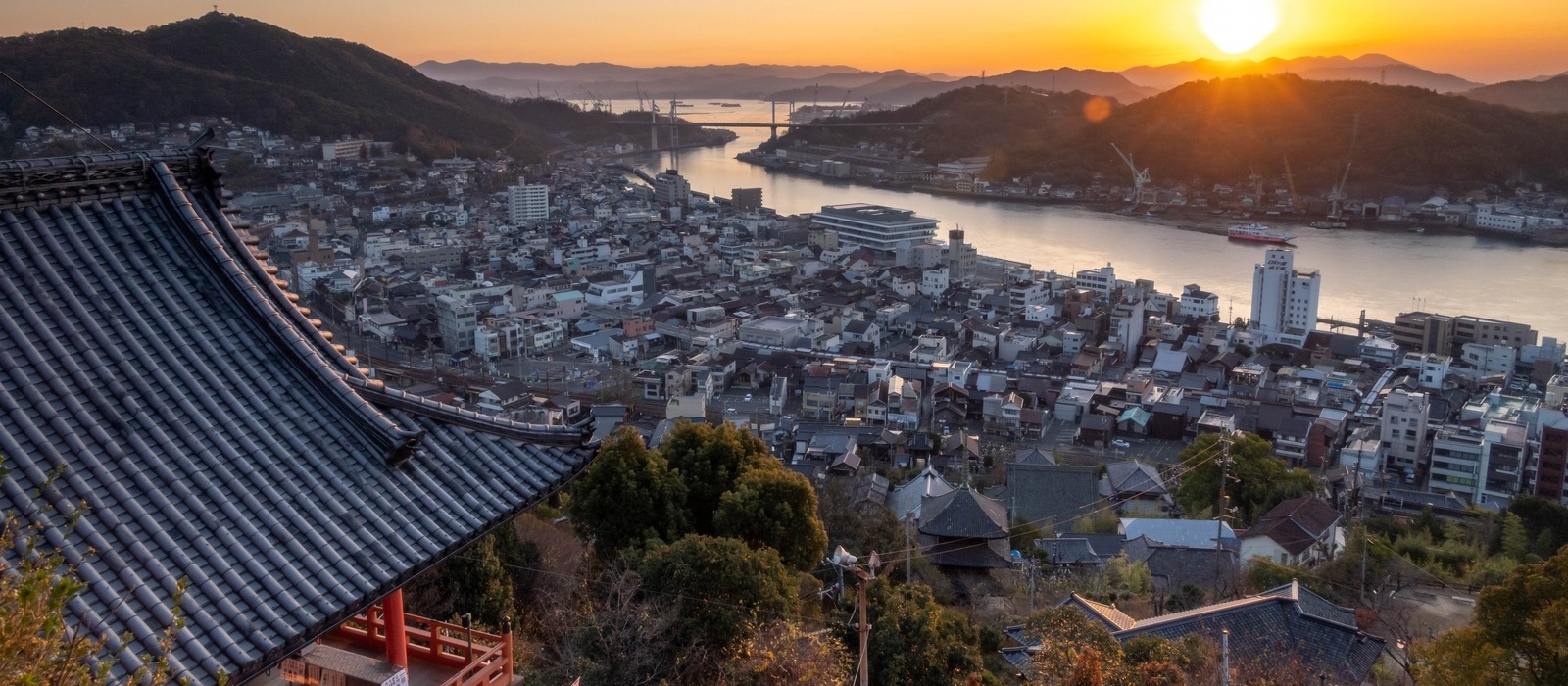 千光寺山ロープウェイは、元旦6:30より運行されます。山頂駅にて、尾道観光カレンダーを先着100名様に配布予定です。