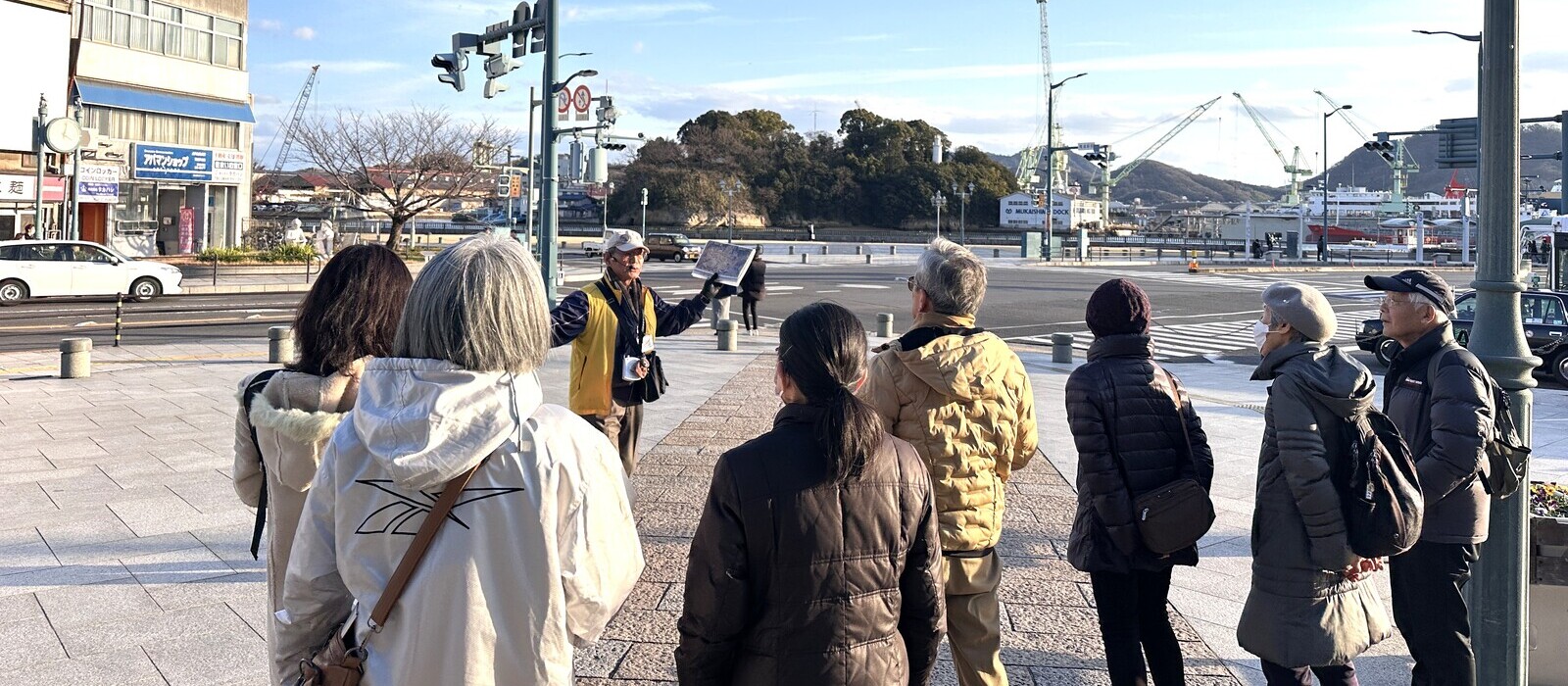 地元ガイドと市街地を歩き、日替わりテーマで魅力を発見する「尾道箱庭的都市ナイトツアー」。予約不要・約90分・参加費1,000円。